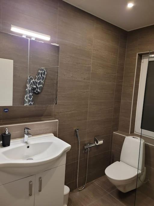 Villa Beautiful Terraced House With Private Parking Sandviken Esterno foto
