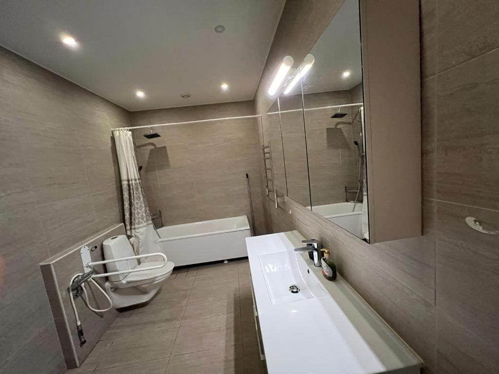 Villa Beautiful Terraced House With Private Parking Sandviken Esterno foto
